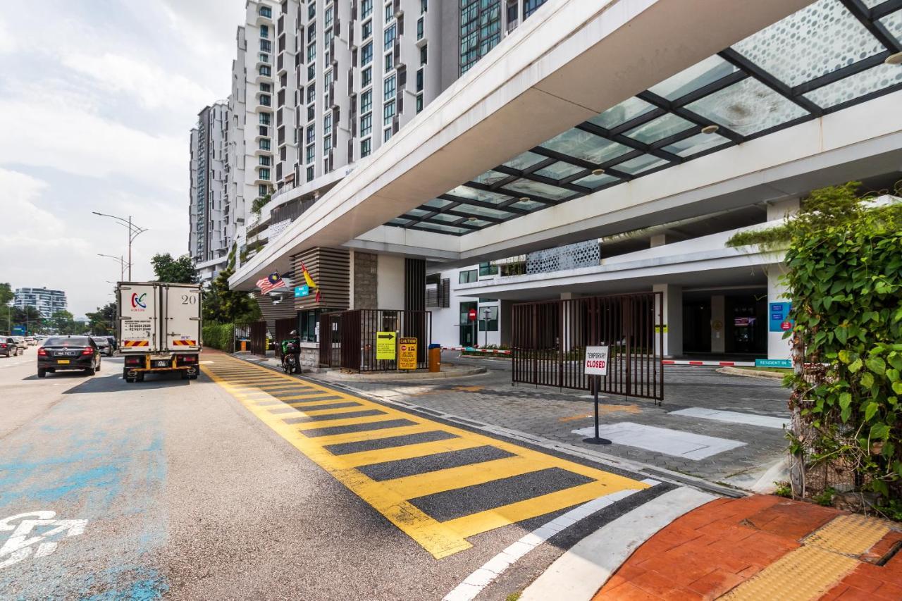 H20 Residence Ara Damansara By Airhost ペタリンジャヤ エクステリア 写真